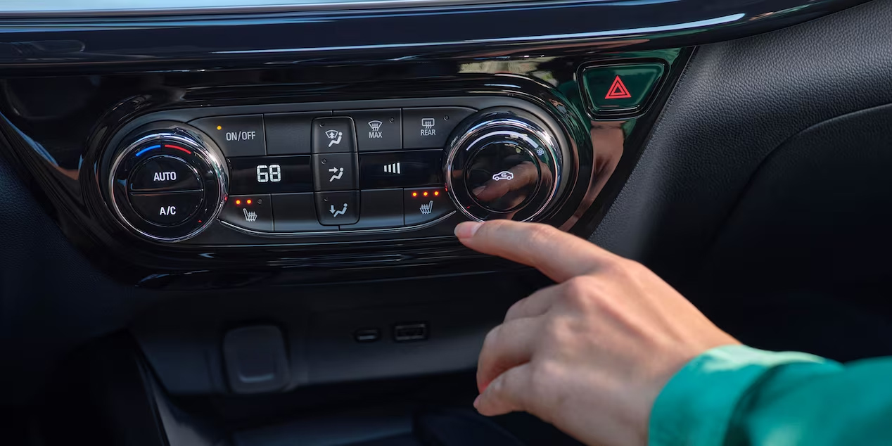 Centre Controls of the 2024 Chevrolet Trax - Barnes Wheaton GM South Surrey