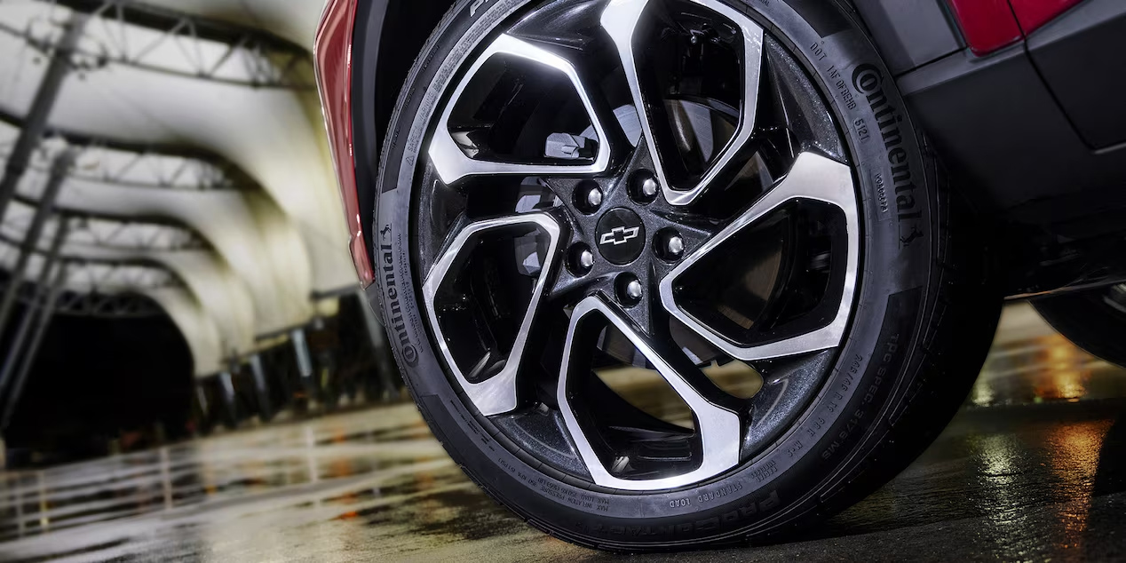 Close-Up of the 19-Inch Aluminum Wheels of the 2024 Chevrolet Trax 2RS - Barnes Wheaton GM South Surrey