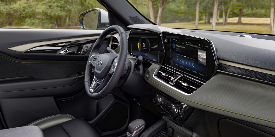 Dashboard Featuring Infotainment System of 2024 Chevrolet Trailblazer - Barnes Wheaton GM South Surrey