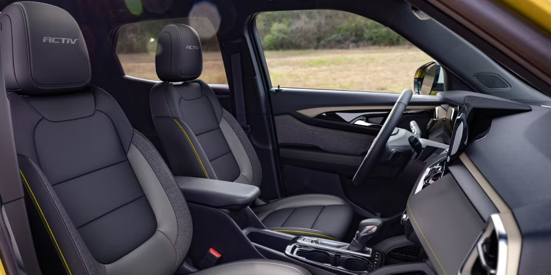Front Seats of 2024 Chevrolet Trailblazer - Barnes Wheaton GM South Surrey