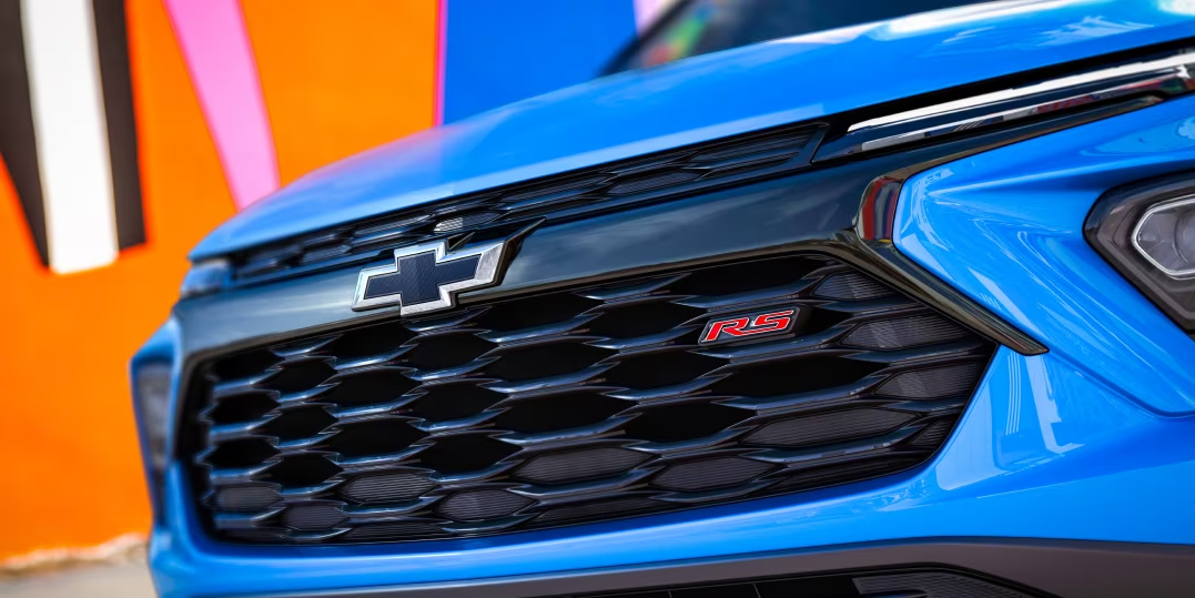 Front View Closeup of New 2024 Chevrolet Trailblazer RS in Blue - Barnes Wheaton GM South Surrey