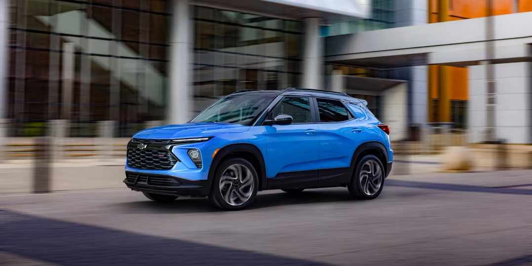 Left Profile View of New 2024 Chevrolet Trailblazer RS in Blue - Barnes Wheaton GM South Surrey
