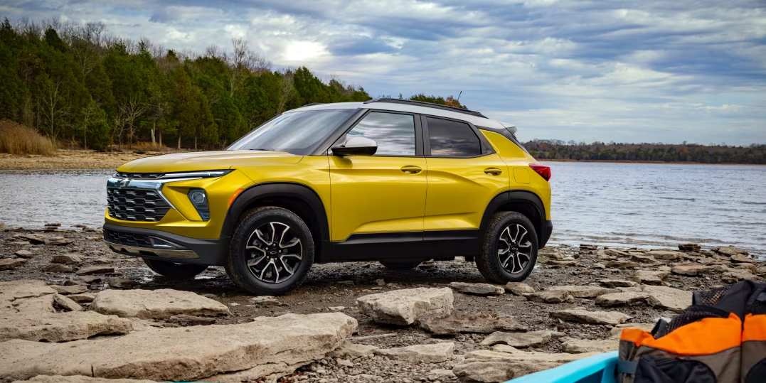 Left Profile View of New 2024 Chevrolet Trailblazer in Yellow - Barnes Wheaton GM South Surrey