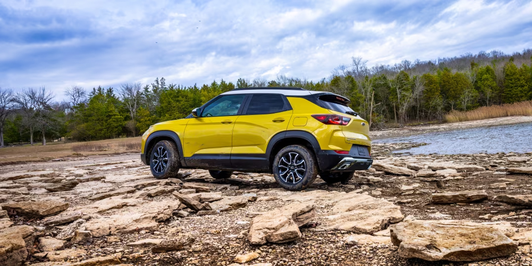 Left Rear Profile View of New 2024 Chevrolet Trailblazer in Yellow - Barnes Wheaton GM South Surrey