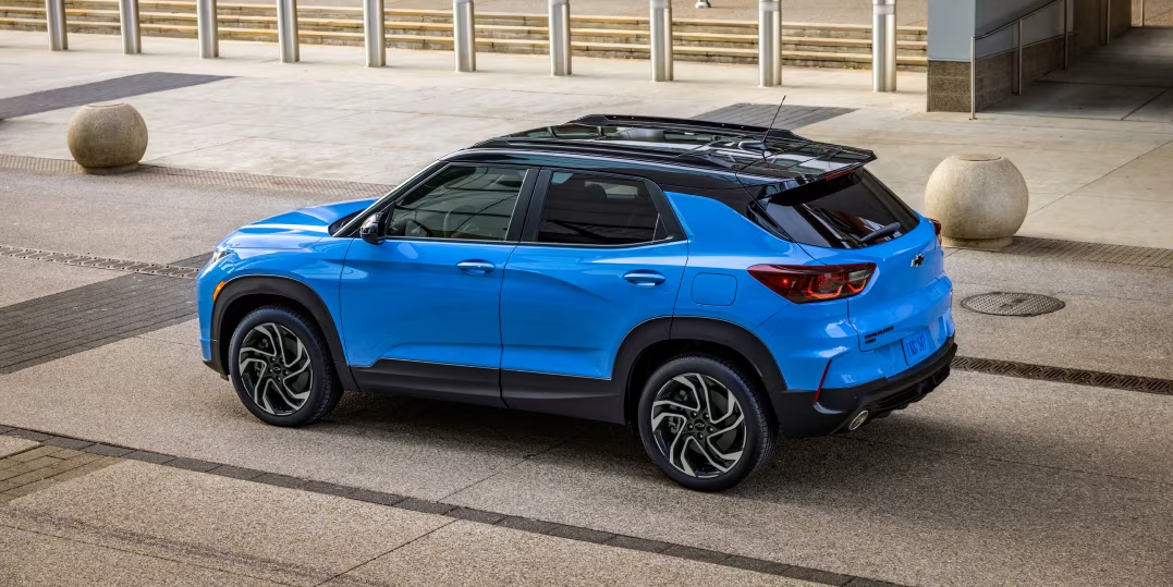 Left Rear View of New 2024 Chevrolet Trailblazer RS in Blue - Barnes Wheaton GM South Surrey