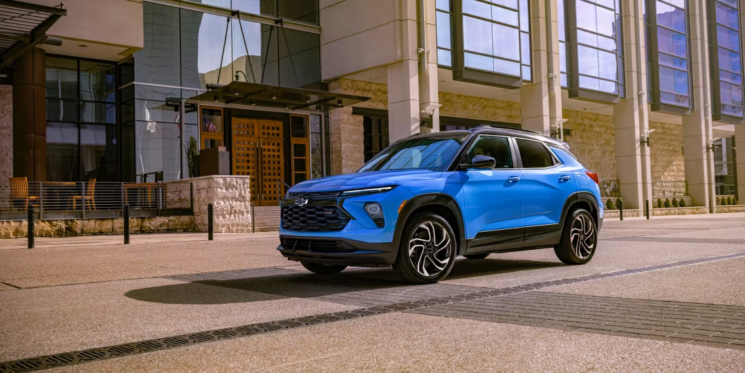 Left View of New 2024 Chevrolet Trailblazer RS in Blue - Barnes Wheaton GM South Surrey