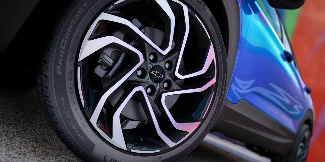 Rear Wheel of New 2024 Chevrolet Trailblazer RS in Blue - Barnes Wheaton GM South Surrey