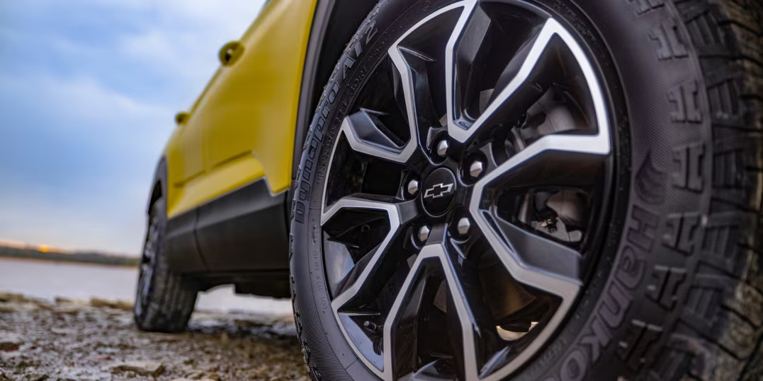 Rear Wheel of New 2024 Chevrolet Trailblazer in Yellow - Barnes Wheaton GM South Surrey