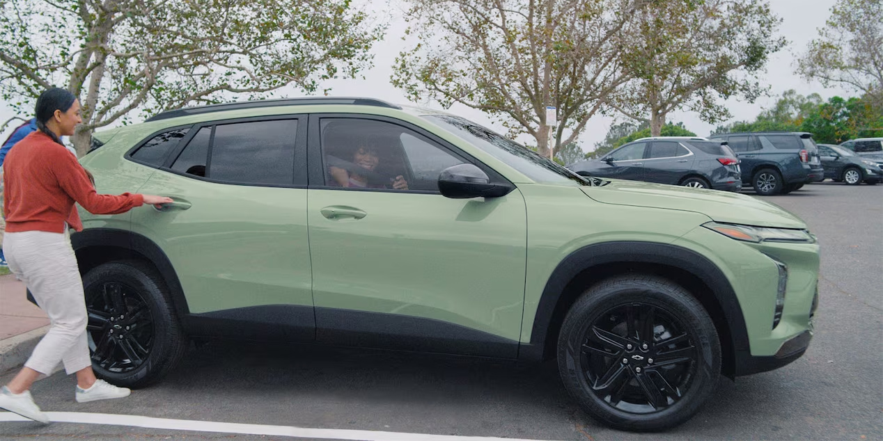 Right Profile View of the 2024 Chevrolet Trax - Barnes Wheaton GM South Surrey