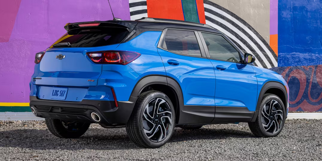 Right Rear View of New 2024 Chevrolet Trailblazer RS in Blue - Barnes Wheaton GM South Surrey